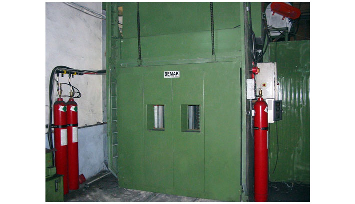 TUNNEL TYPE - COOL DRYING FURNACE WITH HYDROLIC PUSHING MECHANISM FOR LOADING THE CARTS